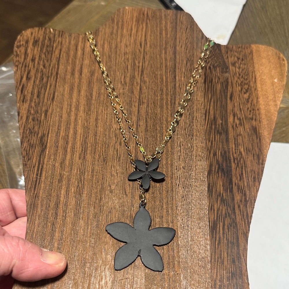 Isaac Mizrahi New York Black Flower Pendant Necklaces NWT (BR666:6) - Picture 2 of 6